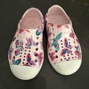 Native Kids Butterfly Print Water Shoes - Pink and White